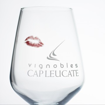 Verre à vin CAP LEUCATE avec décor lèvre + texte Vignobles Cap Leucate